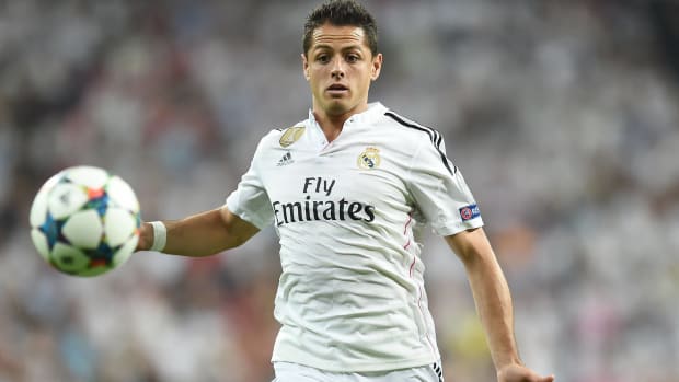Chicharito jugando con el uniforme del Real Madrid